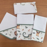 Kit Encanto 4 Peças: Fraldas de Boca e Fralda de Ombro - Leão e Jacaré